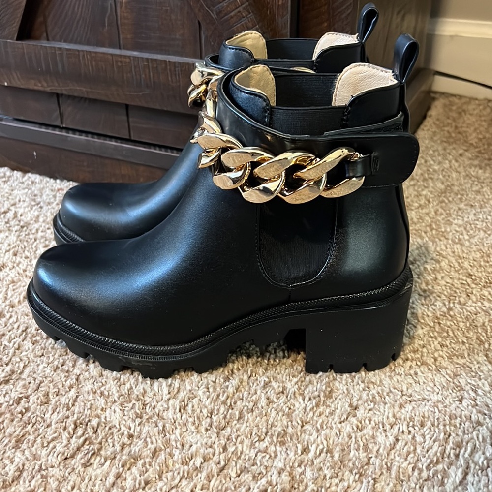 NWOT Steve Madden Gold Chain Booties